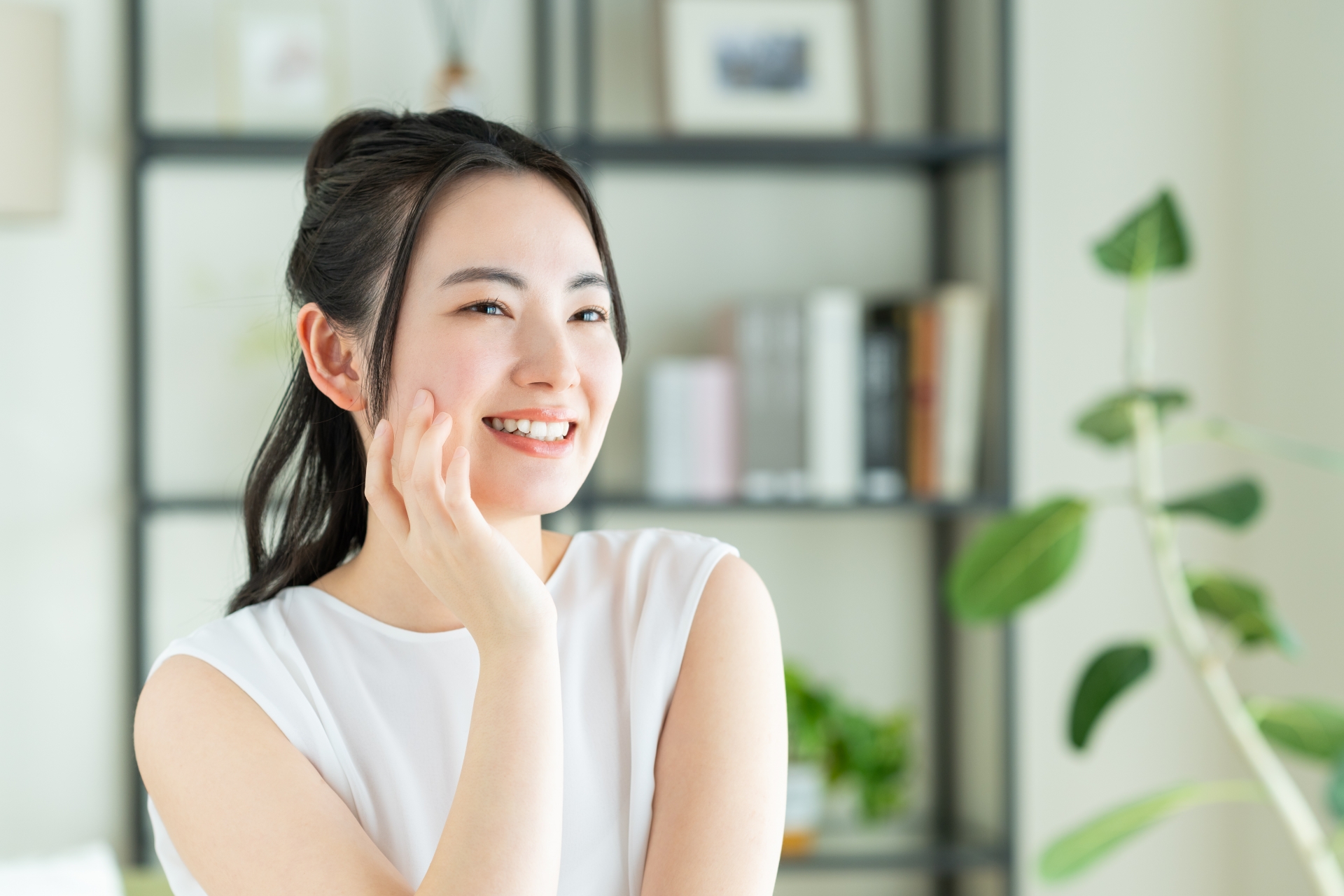 朝のスキンケアをする30代女性